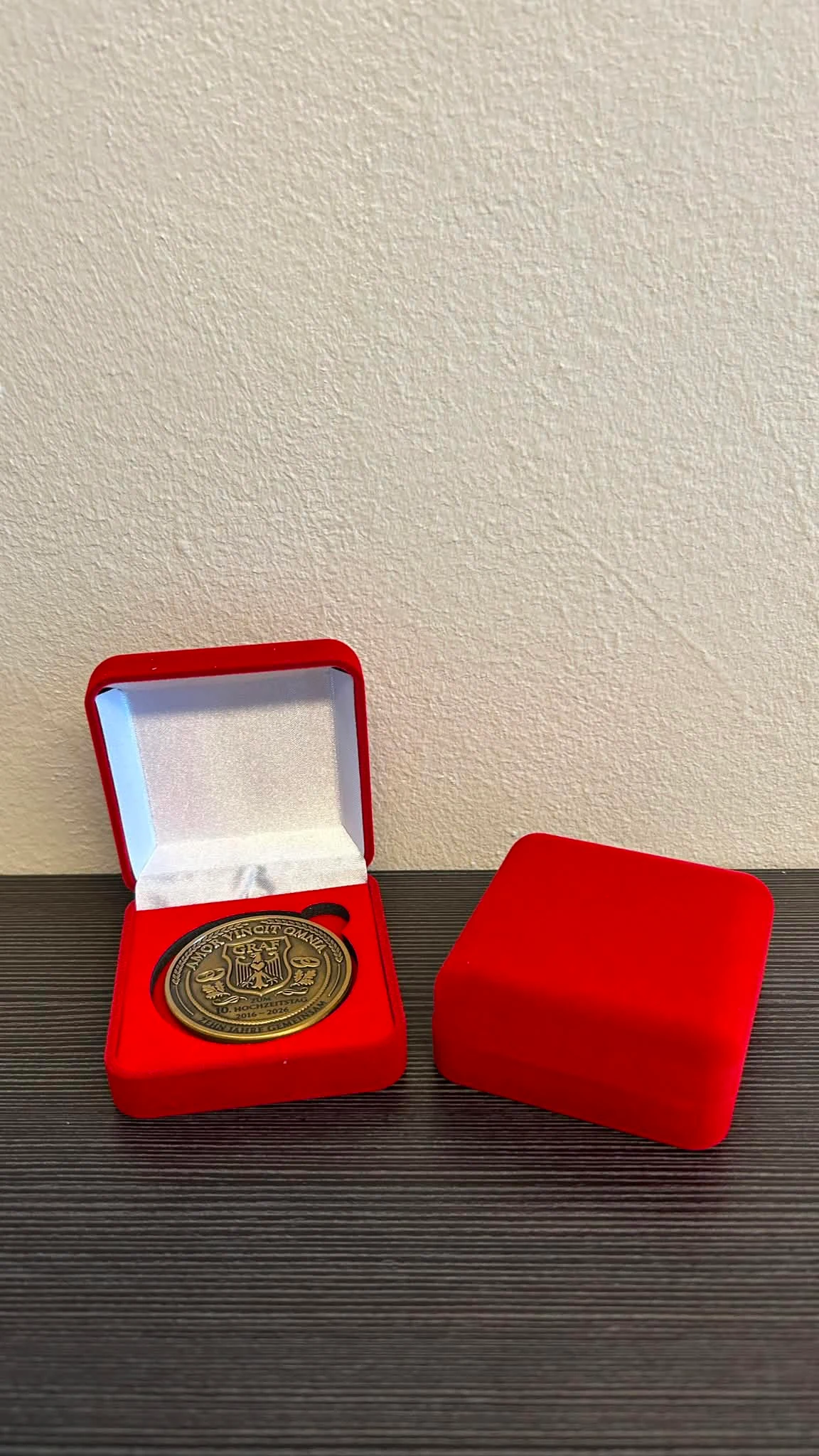 Edle rote Samt-Präsentationsbox für Challenge Coins